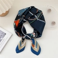 Foulard in seta blu navy con motivo equestre per un look professionale ed elegante - Elementi di Carrozza Blu