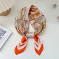 Foulard quadrato in seta arancione in stile francese con elegante stampa a bardatura - Elementi di Carrozza Arancioni