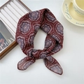 Élégant foulard bordeaux à motif paisley présenté avec des accessoires de café chic - 17 Coton - Petite Fleur de Perle Vermillon