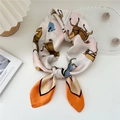 Elegante foulard in seta bianca con bordi arancioni e stampa equestre raffinata - Cornice Cavallo Cinque Colori Arancio