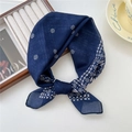 Carré en coton et lin imprimé léopard bleu marine avec motifs d'ancres nautiques - 18 Coton - Grille de Losanges de Soleil Bleu Marine