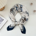 Sciarpa in seta con stampa di carrozze vintage color crema e blu navy elegante - Cornice Cavallo Cinque Colori Blu Notte