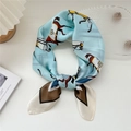 Elegante foulard in seta blu con stampa equestre classica e bordo a contrasto rifinito - Cornice Cavallo Cinque Colori Beige