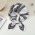 Elegante sciarpa di seta in bianco e nero con motivo geometrico a catena e fiocco chic - Corda Film Ferro di Cavallo Bianco