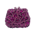 Macro-opname van de fuchsia clutch met kristallen bladeren en hartvormige metalen sluiting - Rozerood