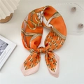 Elegante foulard di seta arancione e bianco con stampa a catena e bordo rosa cucito - Catena da Cintura Nastro Arancio
