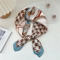Foulard quadrato in seta stile francese con catena blu e oro annodato con cura - Catena da Cintura Nastro Blu