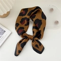 Elegante foulard in seta leopardata annodato a fiocco con motivi animali marroni e neri - Leopardo Grande Giallo Cachi