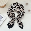 Sciarpa di seta leopardata con bordo nero e trama satinata annodata con eleganza - Leopardo