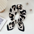 Elegante foulard di seta con stampa leopardata nera e beige annodato in un fiocco - Leopardo Grande Beige
