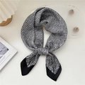 Elegante foulard in seta bianco e nero con stampa astratta e motivo a frange sottili - Coperta Intrecciata Nero