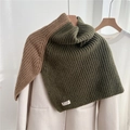 Gros plan sur la maille côtelée du chauffe-cou bicolore vert olive et camel - Vert & Camel