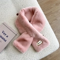 Nahaufnahme des rosa Webpelzschals mit elegantem Überkreuzdesign und Markenetikett - Hellrosa