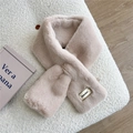Détail de l'écharpe en fausse fourrure rose poudré avec design croisé et logo métal - Beige Café