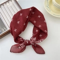 Carré de cou bordeaux à motif léopard et élégants détails paisley blancs en soie - 29 Coton - Fleur de Graine de Croix Rouge