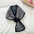 Detail eines grauen Strickschals mit schwarzem Rand auf rustikalem weißem Stoff - Grau & Schwarz
