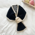 Detail eines weichen Strickschals mit Schlitz-Design in Schwarz und Creme-Beige - Schwarz und Beige