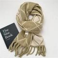 Dettaglio della sciarpa in maglia a rombi con nappe e trama intrecciata - 23*180cm / Verde Cachi Argyle