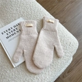 Dettaglio di muffole in lana beige con caldi polsini a costine e consistenza morbida - Taglia unica / Beige