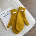 Dettaglio muffole in maglia gialla con etichetta 100% lana e polsini a costine - Taglia unica / Giallo