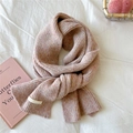 Close-up of chunky knit texture and woven brand label on a soft pink beige scarf - 21x165cm / Heather Pink Blue