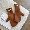 Detailansicht brauner Strickfäustlinge mit weicher Textur und gewebtem Markenetikett - Karamell