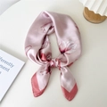 Eleganter hellrosa Seidenschal mit Magnoliendruck und tiefrosa Saum-Akzenten - Rosa Knospe Blume