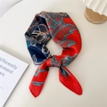 Seidiges quadratisches Halstuch mit Palmenmuster in Rot und Marineblau für Damenmode - Rot Blau Patchwork Blumenblatt