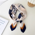 Seidenschal in Beige mit marineblauem Blumenmuster und geometrischem Farbrand - Kamelie Drei Blätter