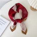 Seidenschal in Rot und Beige mit Federmuster, elegant verknotet auf weißem Grund - Kreis Blume Weinrot