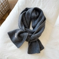Dettaglio di sciarpa in maglia grigio scuro con trama a costine ed etichetta decorativa cucita - grigio scuro
