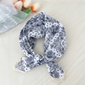 Foulard in lino bianco con motivo paisley blu e bordo in pizzo all'uncinetto fine - Paisley Bianco