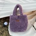 Dettaglio della borsa viola in peluche con toppa in pelle HSNM sull'erba - Viola (1HSM)