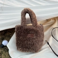 Dettaglio della borsa in peluche marrone con etichetta in pelle HSNM e tracolla sottile - Caffè (4HSM)