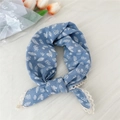 Foulard azzurro in cotone e lino con stampa di foglie bianche e bordo in pizzo - Stampa Foglie Blu