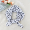 Foulard triangolare in cotone bianco con motivo a foglie e bordo in pizzo beige - Stampa Foglie Bianche