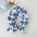 Foulard in cotone e lino con stampa floreale blu scuro e bordi in pizzo raffinato - Fiore Di Malva Bianco