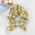Foulard floreale in cotone e lino giallo senape con bordo in pizzo bianco a fiocco - Fiore Di Malva Giallo