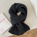 Dettaglio di sciarpa in 100% lana grigio scuro con texture a maglia e punti bianchi - Nero Marezzato