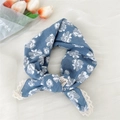 Foulard in cotone e lino blu polvere con motivo floreale e bordo in pizzo bianco - Fiore Di Malva Blu