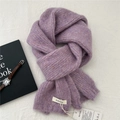 Dettaglio di sciarpa in lana alpaca viola con trama spessa ed etichetta del materiale ALPACA - 20cmx150cm / Viola