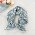 Sciarpa in cotone e lino grigio-verde con fiori bianchi e bordo in pizzo beige - Stampa Rami Verdi