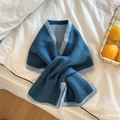 Détail d'une écharpe en tricot bleu marine avec bordure bleu clair sur fond matelassé - 18*84cm / Bordure Contrastée Bleu/Bleu Clair