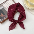 Foulard doux en coton et lin bordeaux à pois blancs noué avec un style chic français - Pois Dispersés Rouge Vin (52 Coton) / 58*58cm