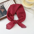 Élégant foulard rouge en coton et lin à pois blancs noué avec un nœud de cou chic - Pois Denses Rouge (2 Coton) / 58*58cm