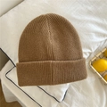 Detalle del gorro de punto camel con textura de canalé vertical y borde doblado ancho - Talla única / Camel