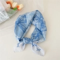 Pañuelo de algodón y lino azul con lazos y un ramo de tulipanes blancos de fondo - Lazo Rayado Azul