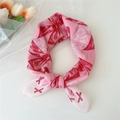 Pañuelo cuadrado de lino y algodón rosa con elegantes motivos de lazos rojos y diseño anudado - Lazo Rayado Rojo