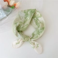 Pañuelo de algodón y lino con estampado botánico verde y blanco anudado con estilo - Lazo Rayado Verde