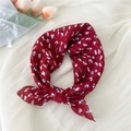 Bandana floral rouge foncé en coton et lin avec motif marguerites bleues et blanches - 27B Cœur Bleu Fleuri Bourgogne